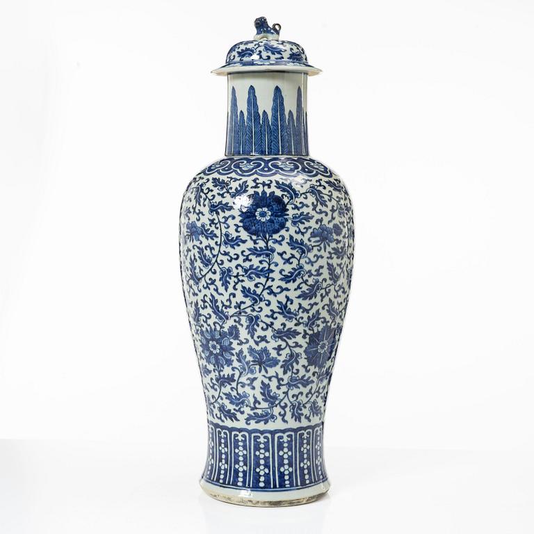 Vas med lock, porslin. Qingdynastin, 1800-tal.