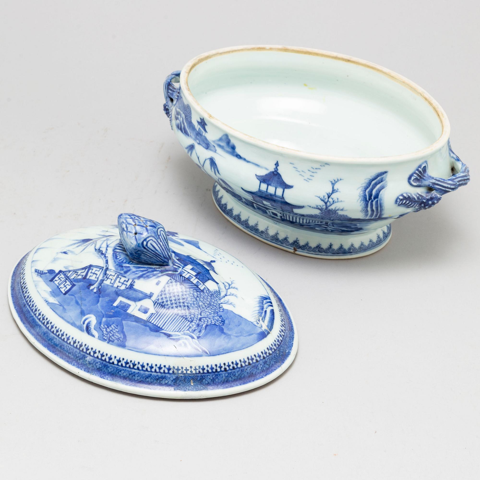A blue and white export porcelain tureen with cover and a serving dish, Qing dynasty, Qianlong (1736-95).