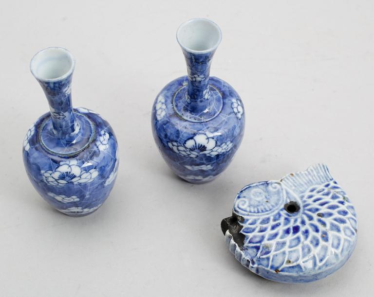 PENSELBAD SAMT MINIATYRVASER, 1 par, porslin, Kina, sannolikt 1900-tal.