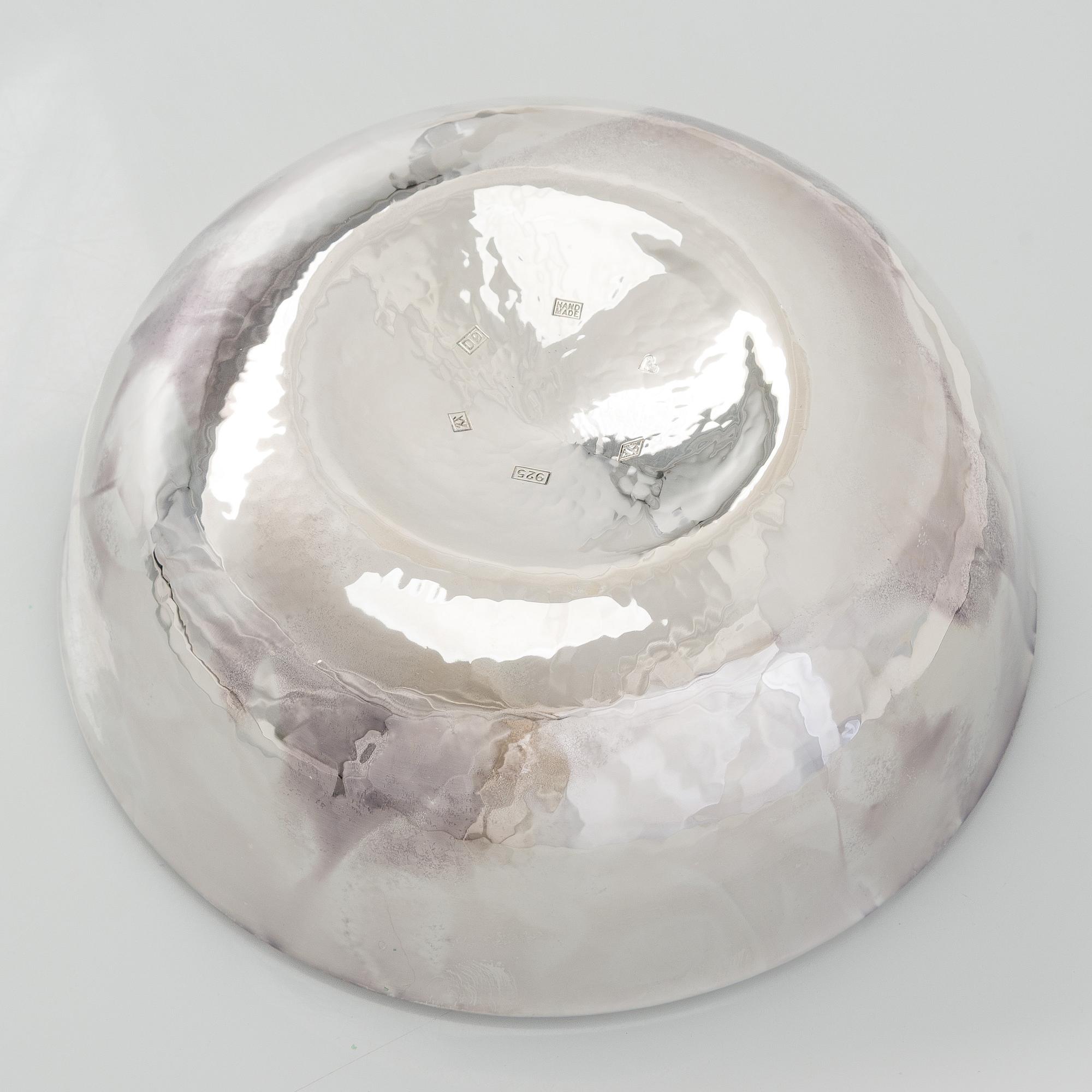 A. Tillander, skål, sterlingsilver och emalj, Åbo 2005.