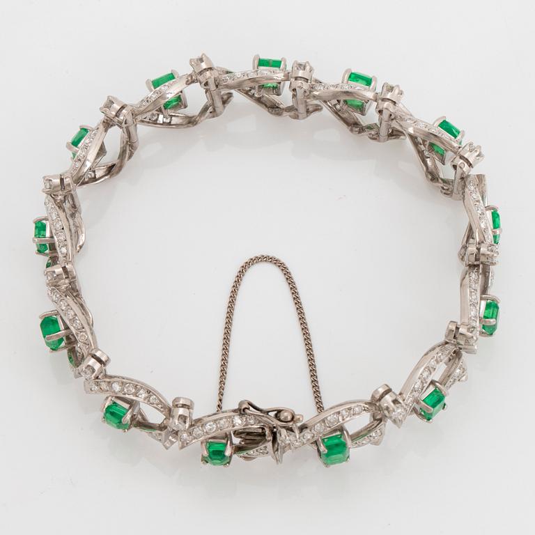 Armband platina med trappslipade smaragder totalvikt ca 12.50 ct.