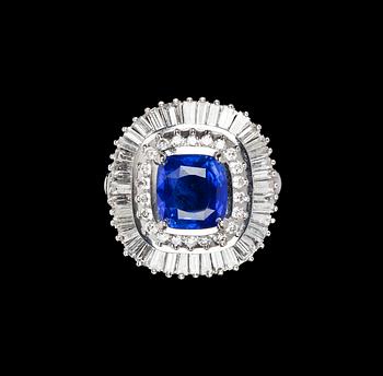 1073. RING, blå cushion cut safir med baguette- och briljantslipade diamanter, tot. ca 2 ct.