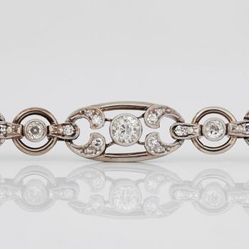 An Art Deco necklace that can be worn as a bracelet. Set with old-and rose-cut diamonds. Total carat weight ca 6.00 cts.