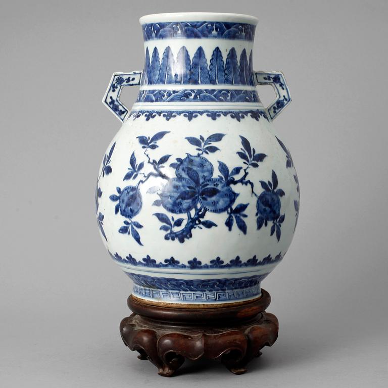 VAS, porslin. Qing dynastin, 1800-tal.