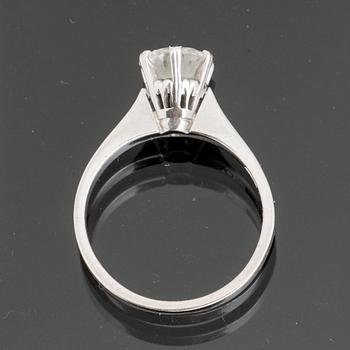 RING, 18 k vitguld med briljantslipad diamant ca 1.30 ct. Uppsala, 1975. Vikt ca 2 gram.