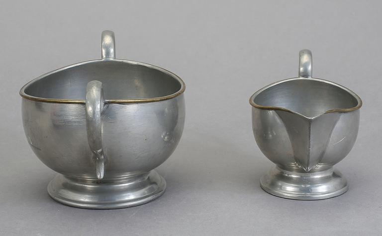 MJÖLKKANNA samt SOCKERSKÅL, två delar, tenn, Svenskt Tenn, 1900-talets första hälft / mitt.