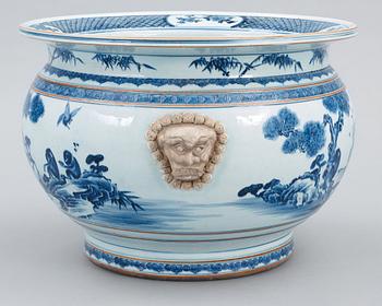 A large blue and white basin, Qing dynasty.