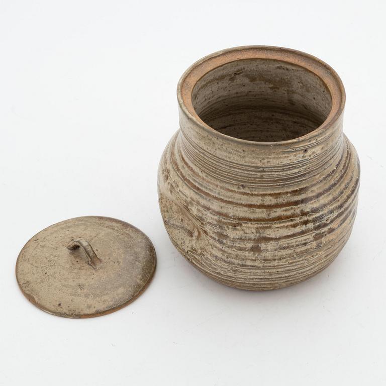 Unknown artist, a Japanese stoneware jar with cover, first half of the 20th Century.