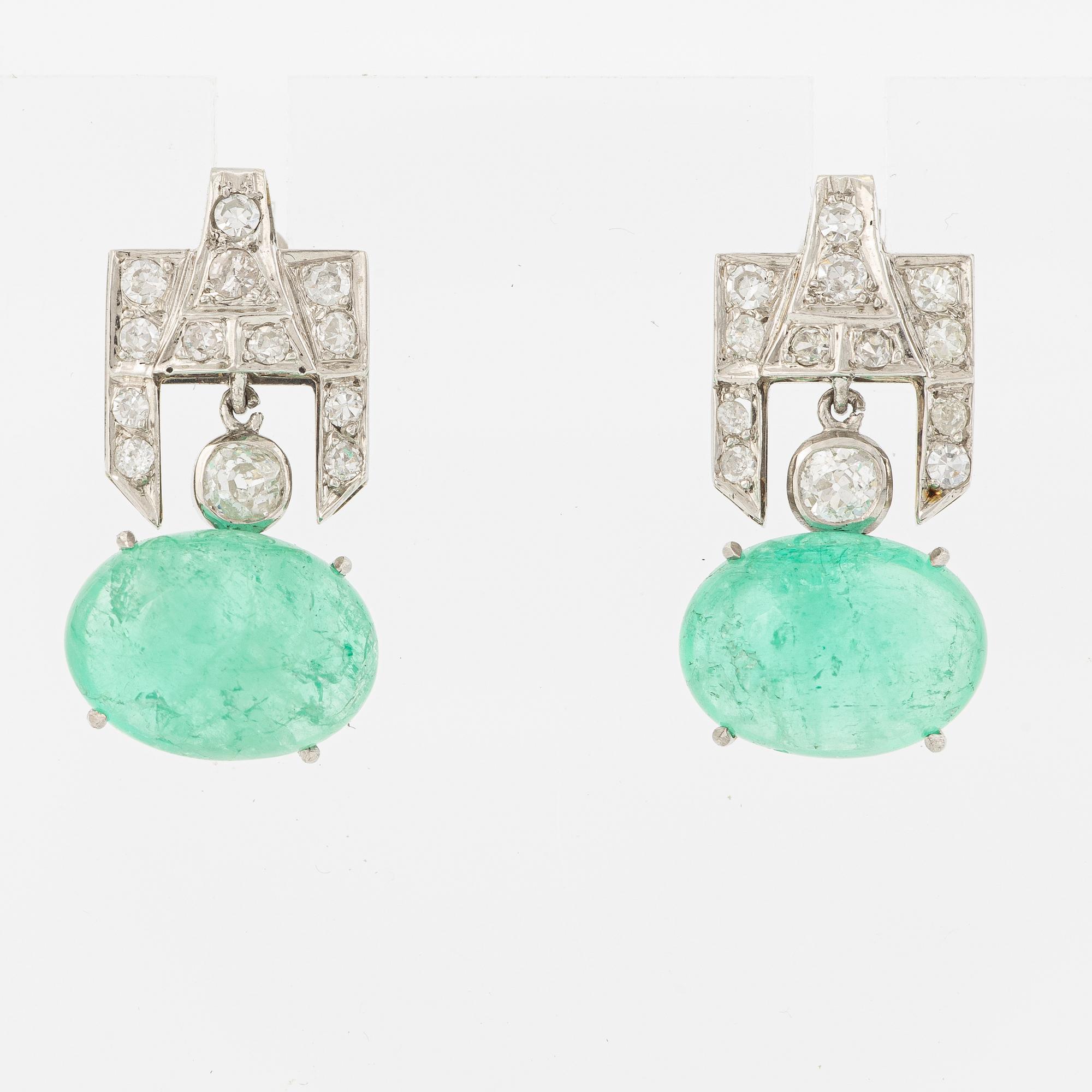 Örhängen platina med cabochonslipade smaragder och gammalslipade diamanter.