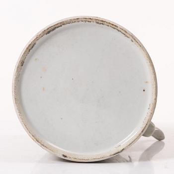 A Chinese Canton porcelain cup and a teapot, 19/20th century.