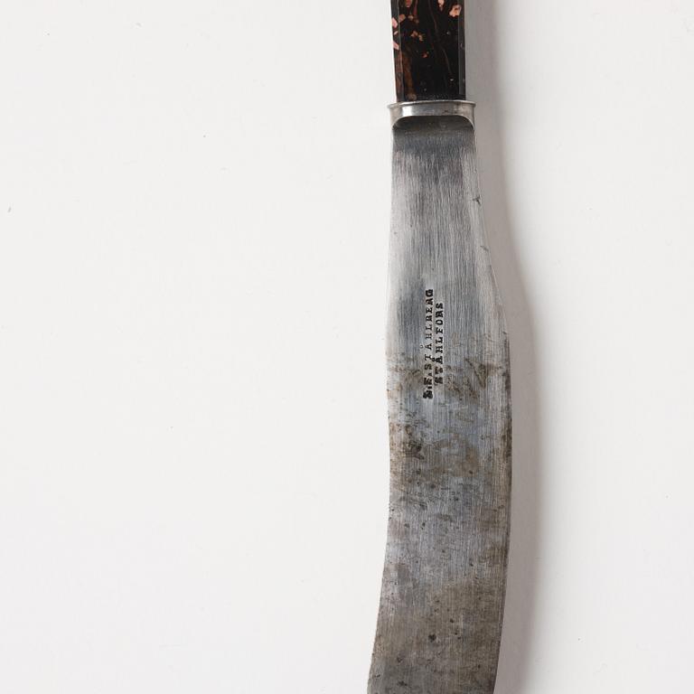 A pair of Swedish 'Rännås' porhyry butter knives, Älvdalen, mid 19th century.