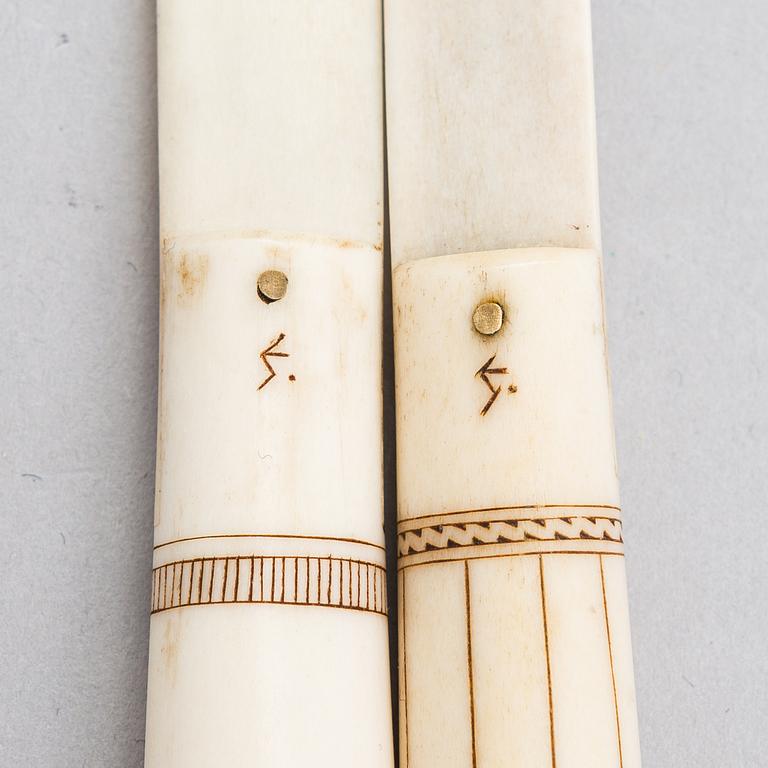 2 kirjeveistä, signeerattu Sune Enoksson, 1 rasia, signeerattu Lennart Sammelin, saamenkäsityö 1900-luvun jälkipuolisko.