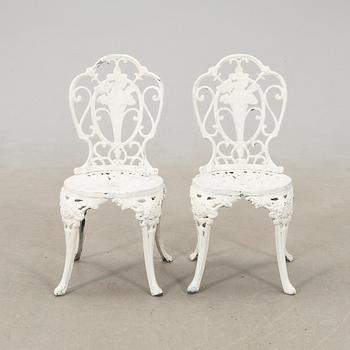 Garden table, Byarum late 20th century and chairs.