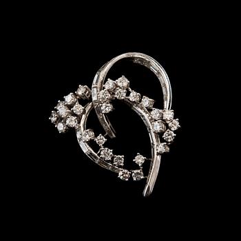 392. A BROOCH, brilliant- and baguette cut diamonds c. 3.90 ct. Measurements 32 x 38 mm. Platinum. Weight 10 g.