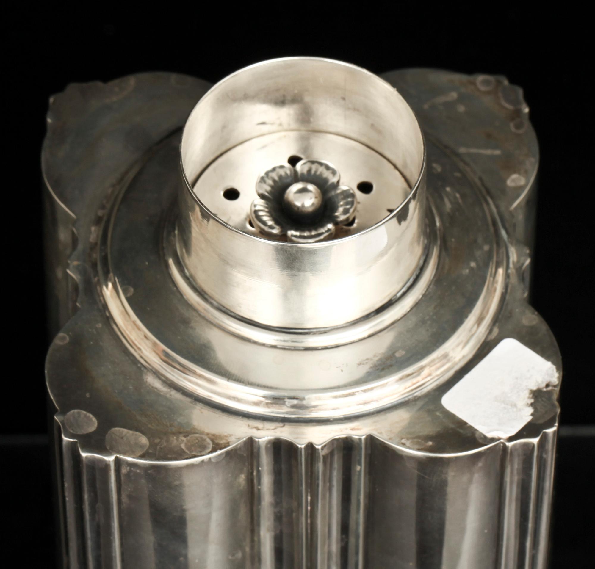 SHAKER, silver, C G Hallberg, Stockholm 1949. Vikt c:a 680 g.