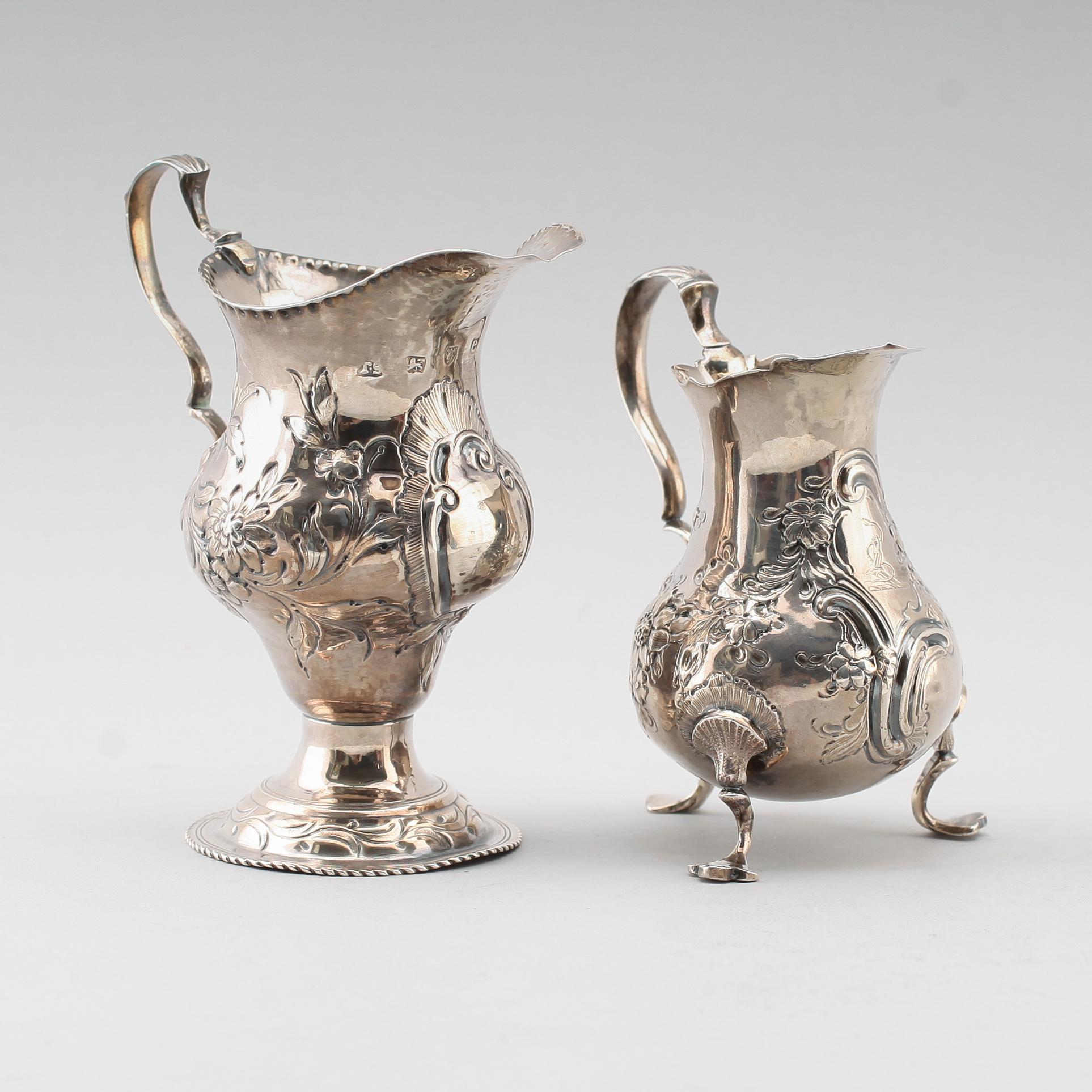 GRÄDDKANNOR, 2 st, silver, England, 1700-tal. Total vikt ca 156 g.