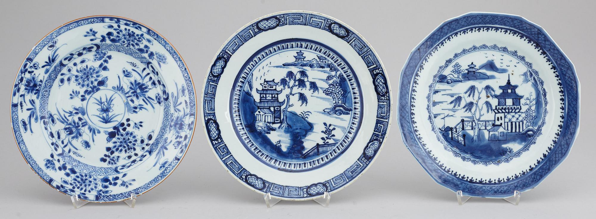 A blue and white serving dish, six plates and two round dishes, Qing dynasty, Qianlong (1736-95).
