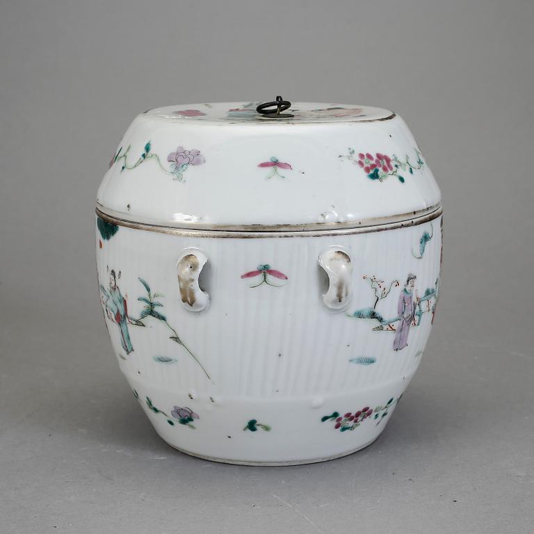 KAROTT MED LOCK, porslin, Kina omkring 1900.