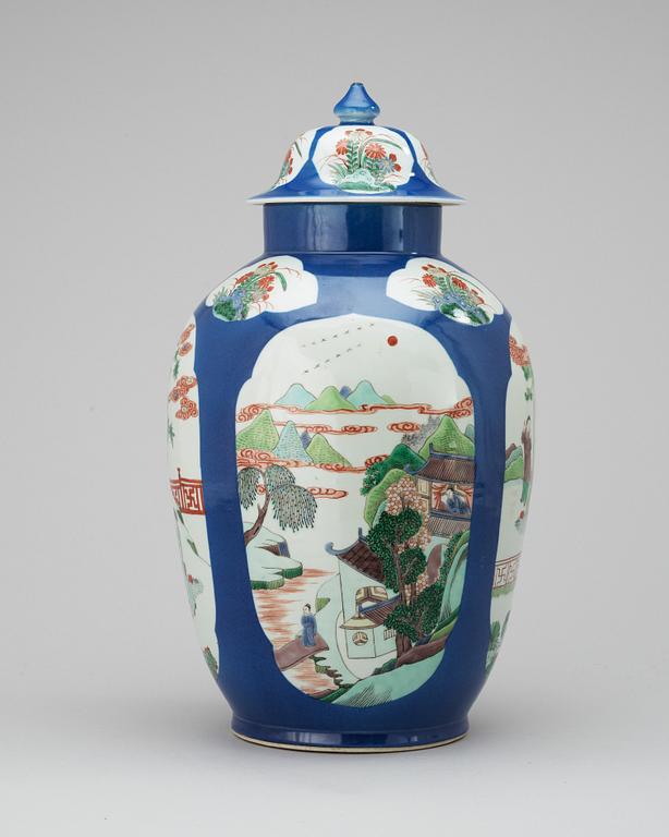 URNA MED LOCK, porslin. Kangxi-stil.
