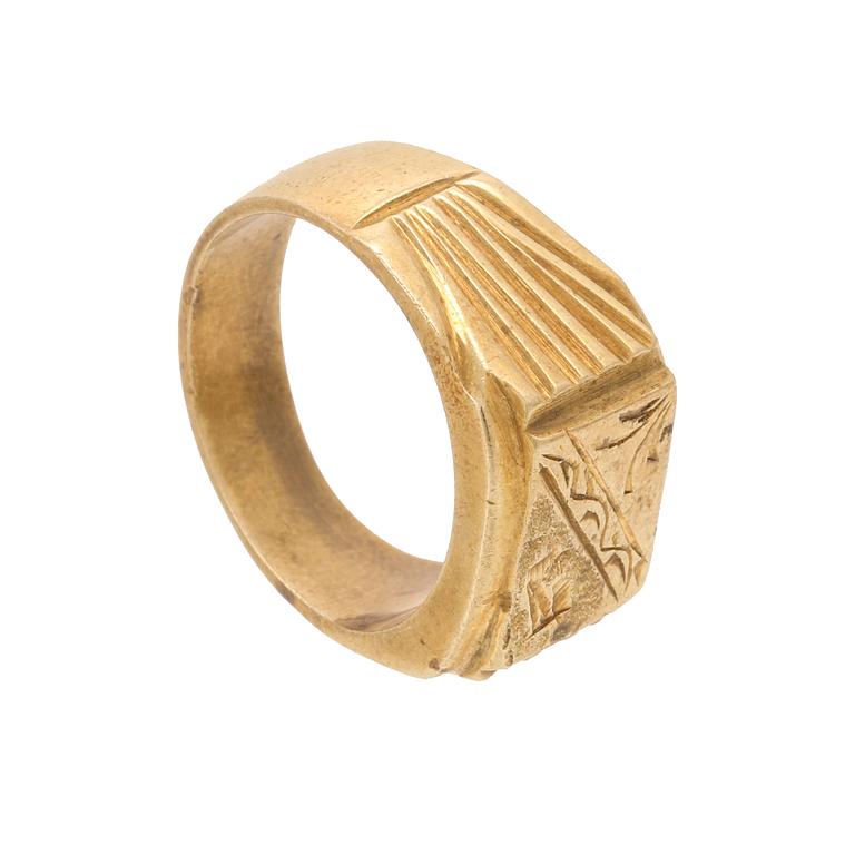 An 18K gold ring.