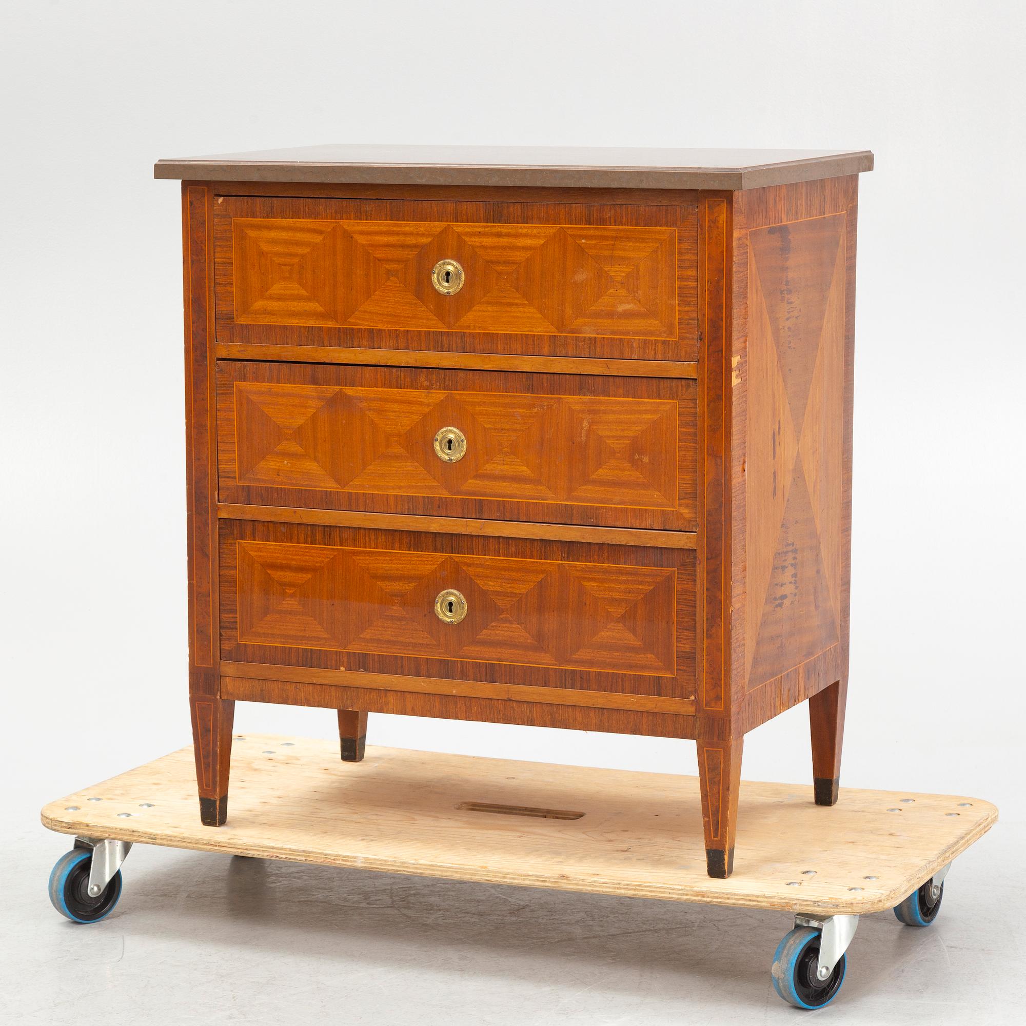 Chest of drawers, Gustavian style, first half of the 20th century.