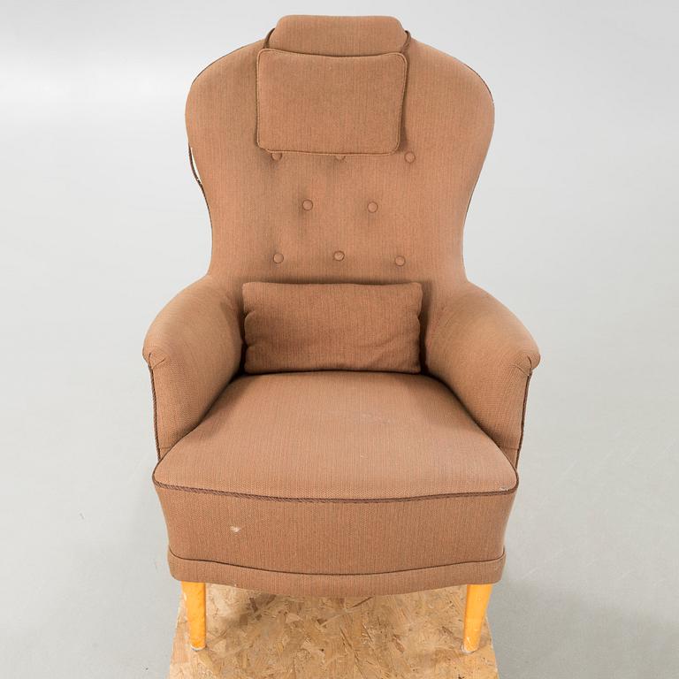 A "Farmor" lounge chair.