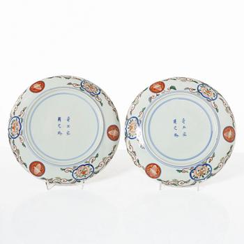 Tallrikar, fyra stycken, samt tekanna med lock, porslin. Japan, Meiji (1868-1912).