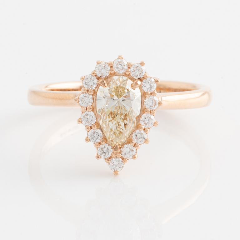 Ring with pear-shaped diamond 0.70 ct. accompanied by GIA dossier.