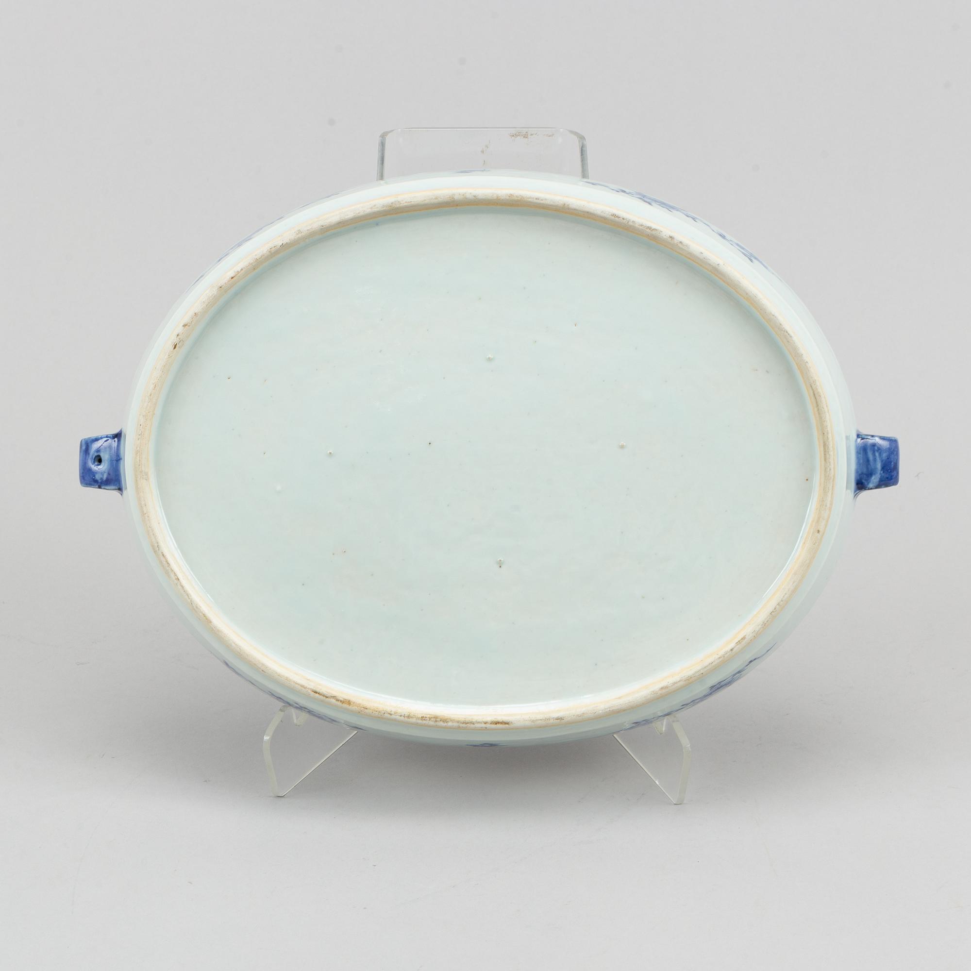 A blue and white hot water dish, Qing dynasty, 19th century.