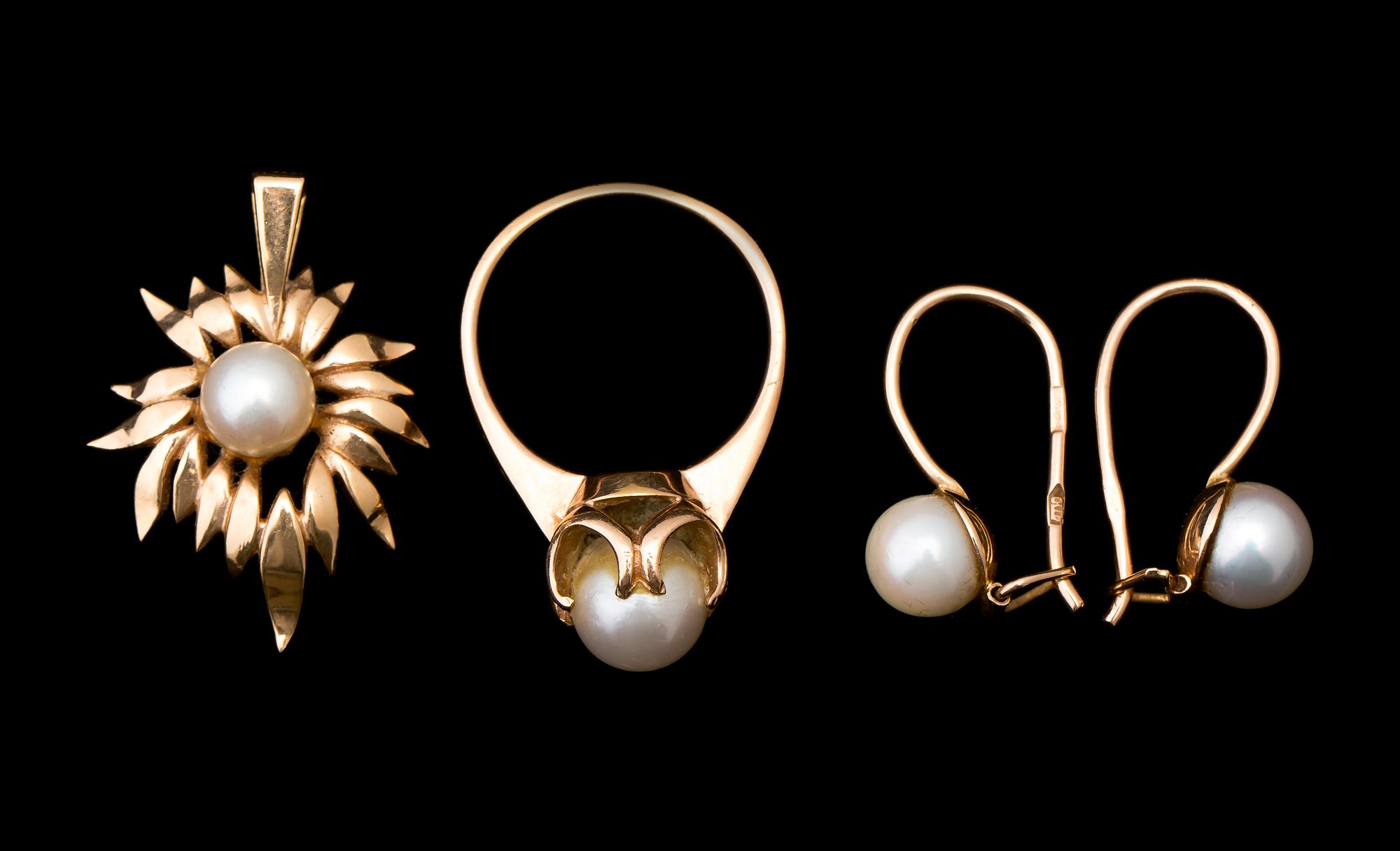 SMYCKESET, ring, hänge samt örhängen, 14 k guld med pärlor. Ryssland, 1955. Totalvikt ca 10 g.