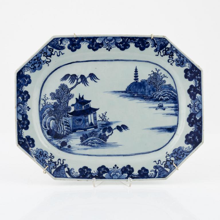 A Chinese blue and white porcelain charger, Qing dynasty, Qianlong (1736-95).