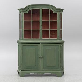 A display cabinet, 19th century.