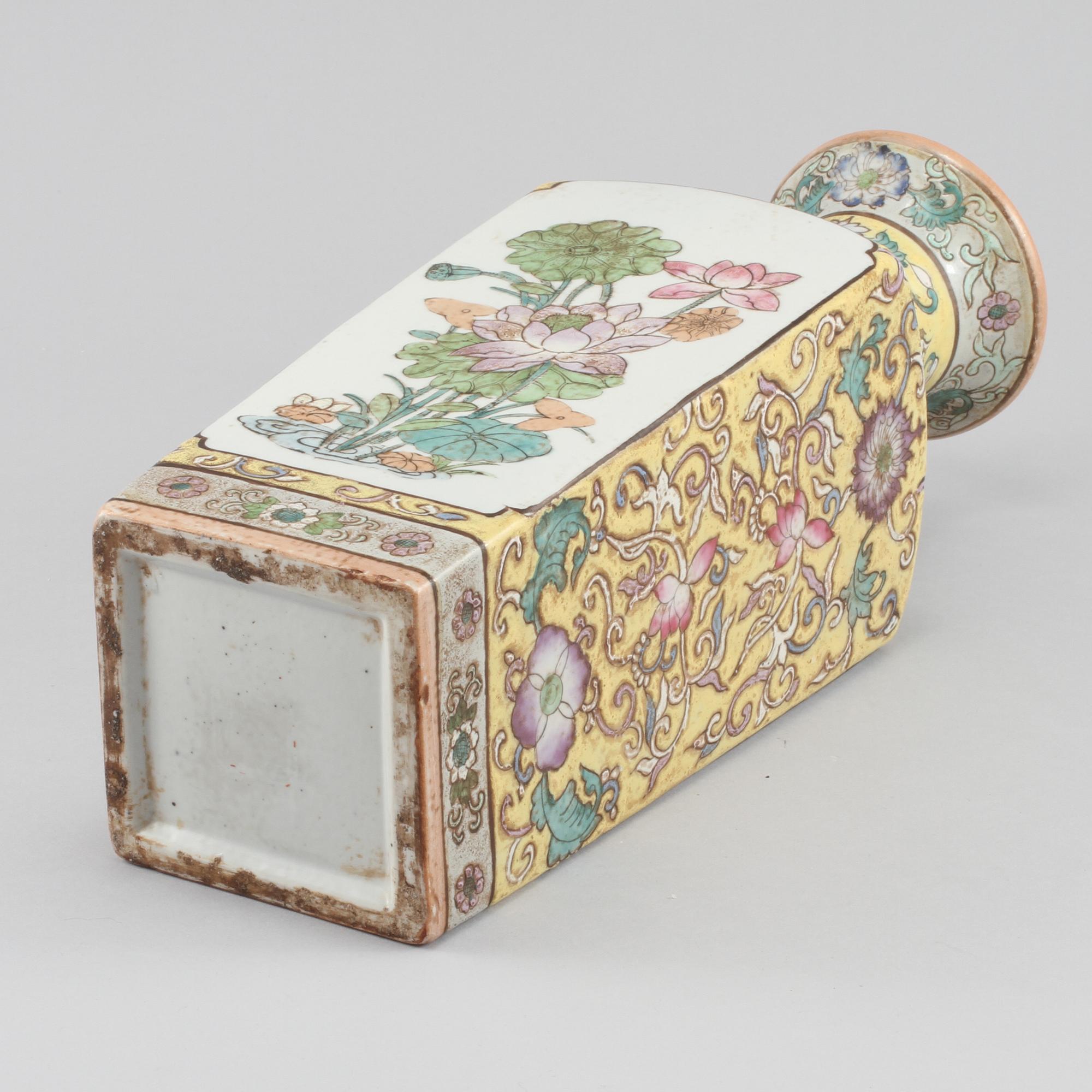 VAS, porslin, Kina, 1900-tal.