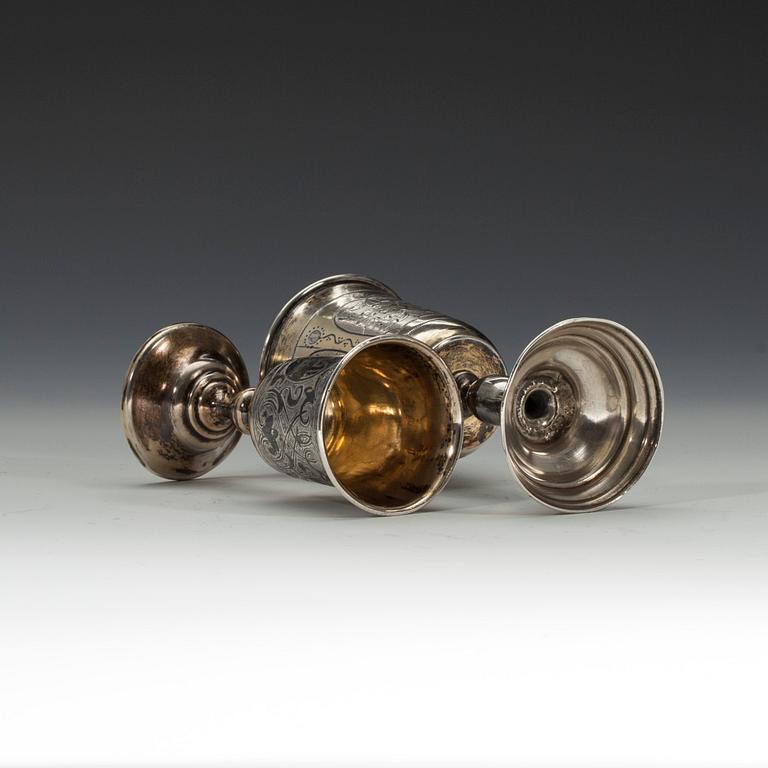 BÄGARE, 2 st, silver, Moskva 1800-tal. Graverad dekor, delvis förgyllda, den andra niello. Vikt tot. 91,1 g.