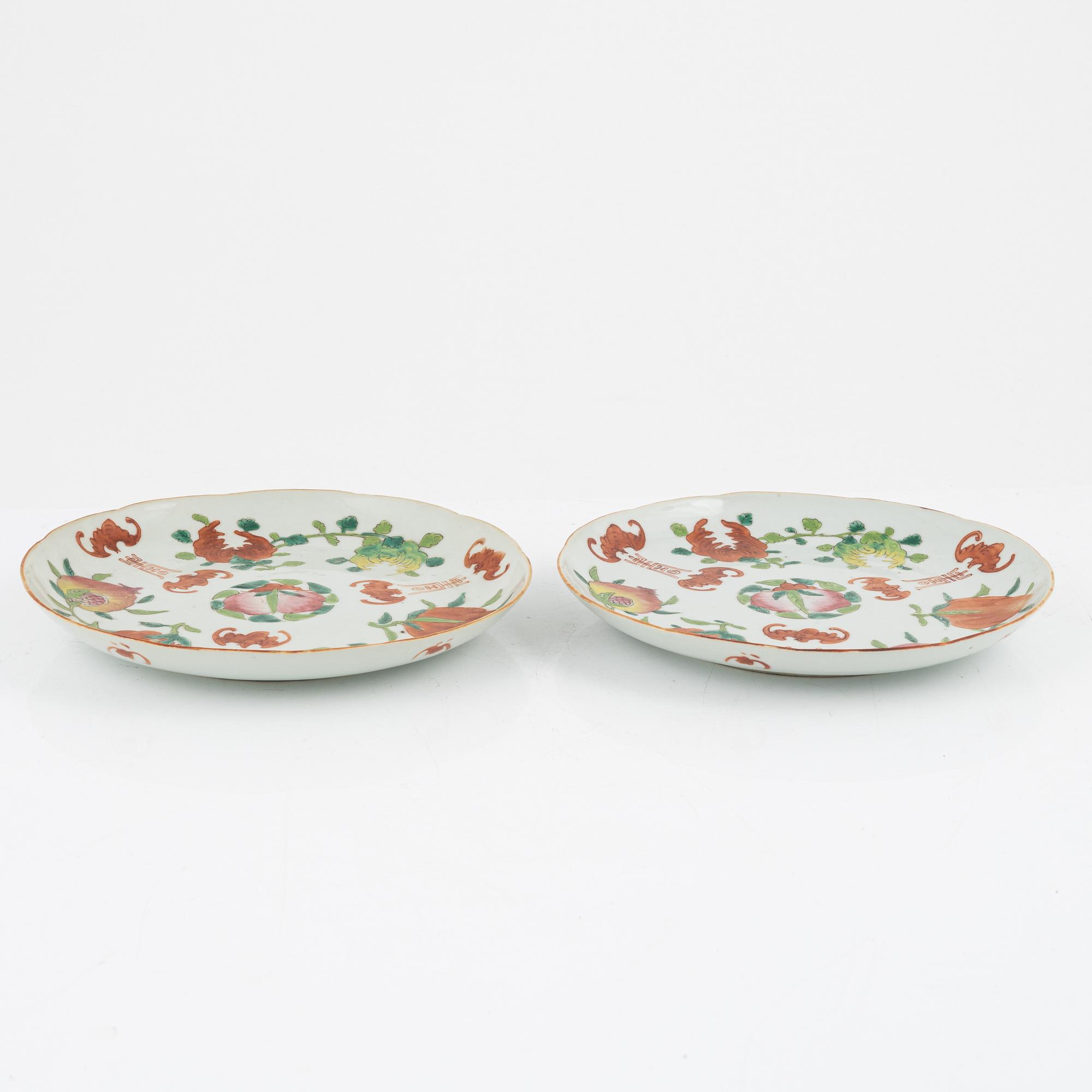 A pair of famille rose dishes, Qing dynasty, circa 1900.