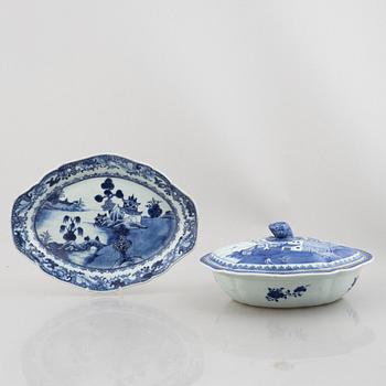 A Chinese export porcelain tureen with cover and a charger, Qing dynasty, Qianlong (1736-95).