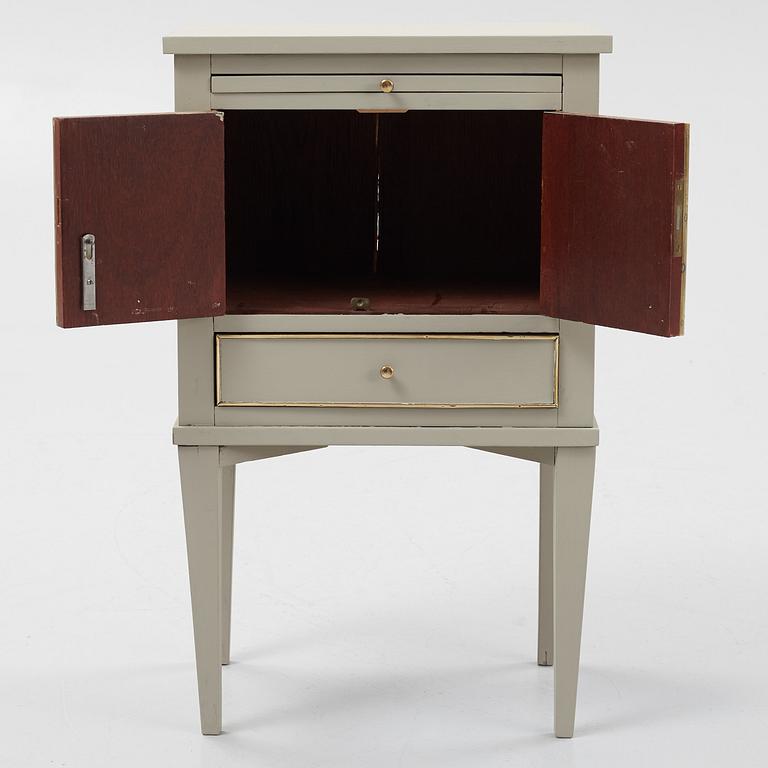 Pottskåp, sengustaviansk stil, 1900-talets första hälft.