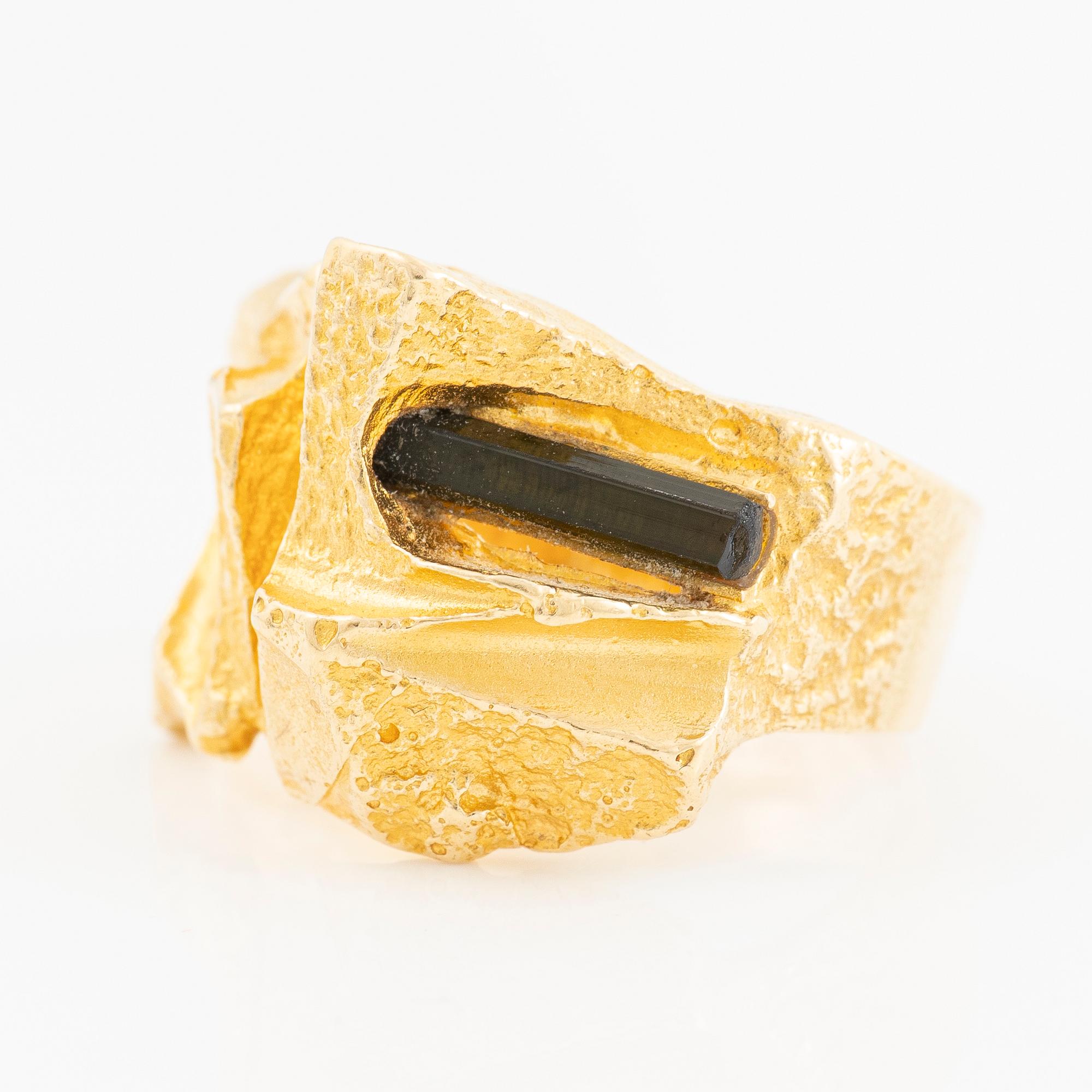 Björn Weckström, Ring, “Turmalinbro”, 18K gold and tourmaline. Lapponia.