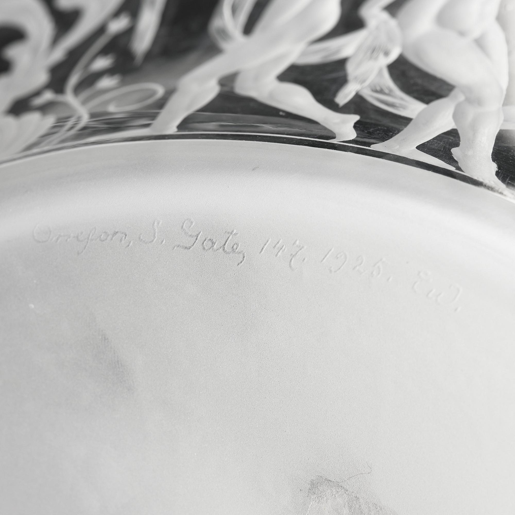 Simon Gate, an engraved Swedish Grace glass bowl on a plate, Orrefors, Sweden 1925, model 147.