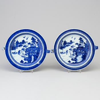 VÄRMEFAT, ett par, kompaniporslin. Qingdynastin, Qianlong (1736-95).
