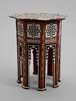 RÖKBORD, orientaliskt, 1900-talets första hälft.