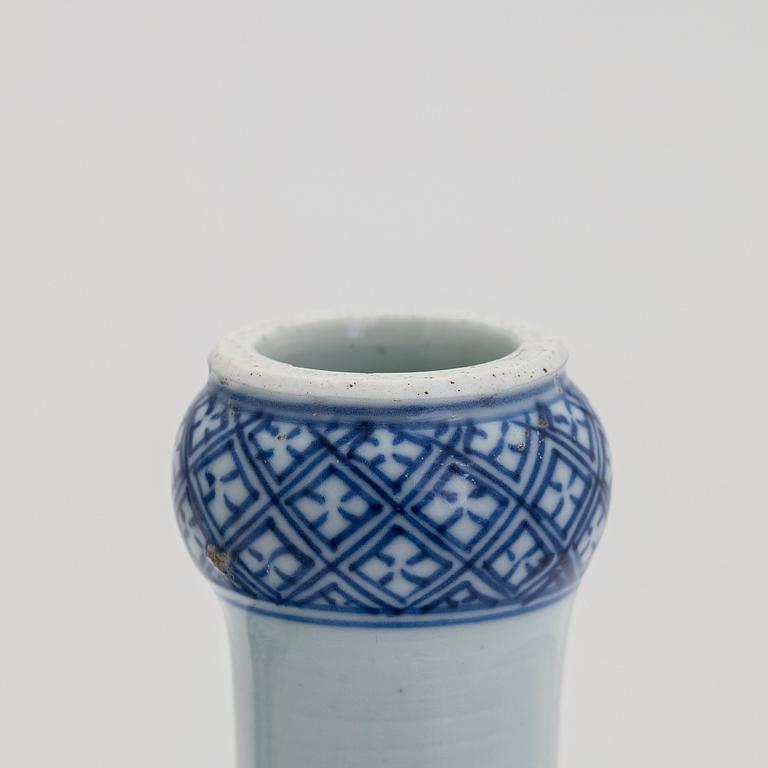 Tre flaskor, porslin, Qingdynastin, 1700- och 1800-tal.