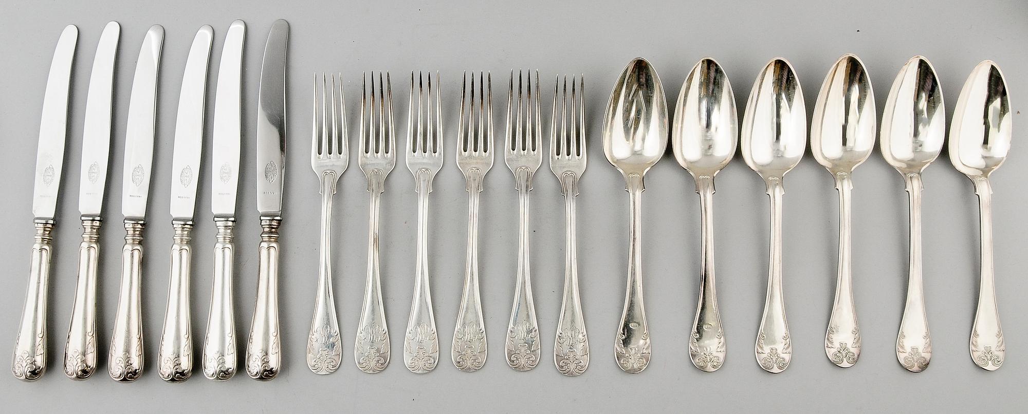 BESTICK, 18 st, silver, snarlika, svenska stämplar, 1800/1900-tal. Tot vikt inkl knivblad ca 1211 g.