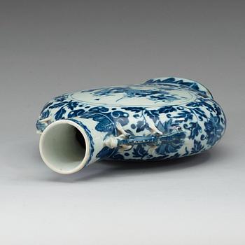 A blue and white moon flask, Qing dynasty, 19th Century.