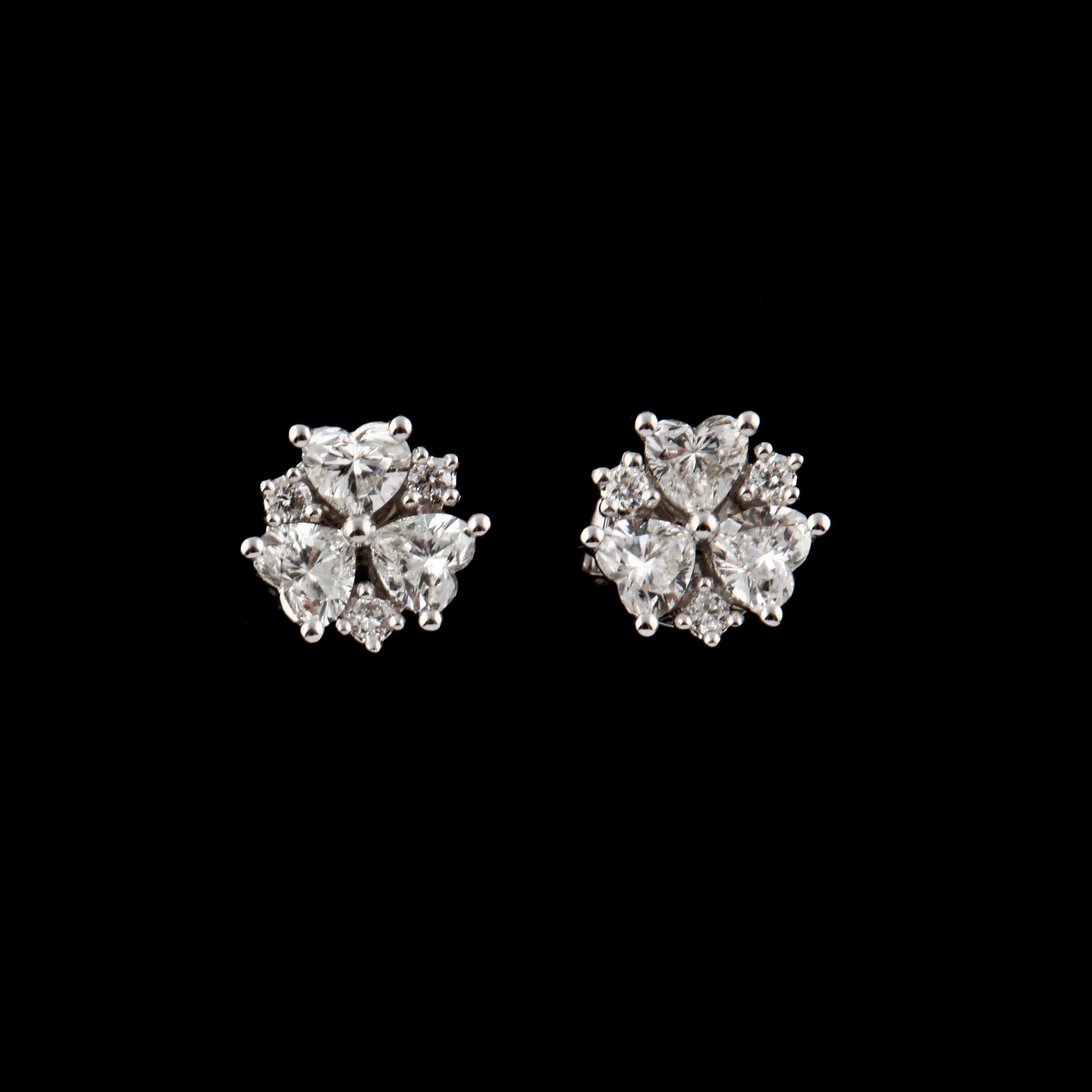 ÖRHÄNGEN, 18K vitguld med briljantslipade och hjärtslipade diamanter, 0.66 ct. Vikt 2,0 g.