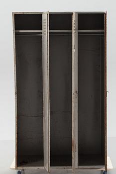 KLÄDSKÅP, bemålad plåt, industri. Omkring 1900-talets mitt.