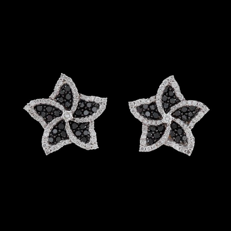 A pair of earrings with brilliant cut diamonds, tot. app. 3.50 cts.