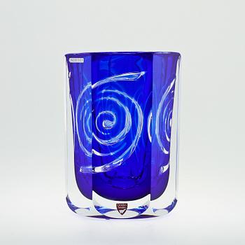 An Olle Alberius ariel 'Whirl' glass vase, Orrefors 1988.