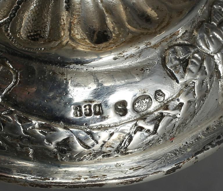 SOCKERRUSKA samt SALTKAR, silver, Sverige samt England, 1900-talets första hälft. Vikt ca 216 gram.