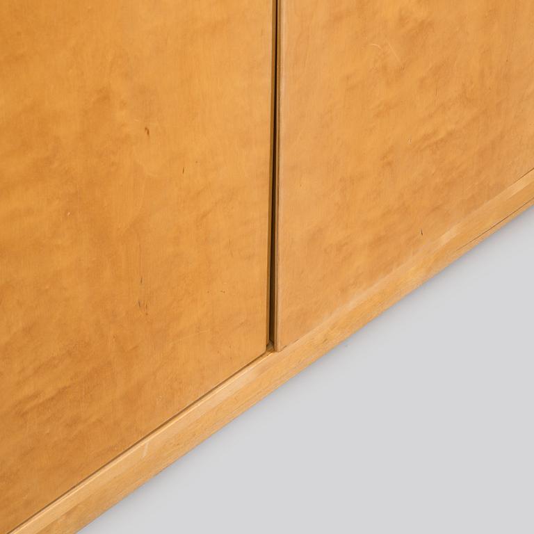 Aino Aalto, kaappi, malli 808 ja vitriini, malli 214 O.Y. Huonekalu- ja Rakennustyötehdas A.B. 1950-luvun alku.